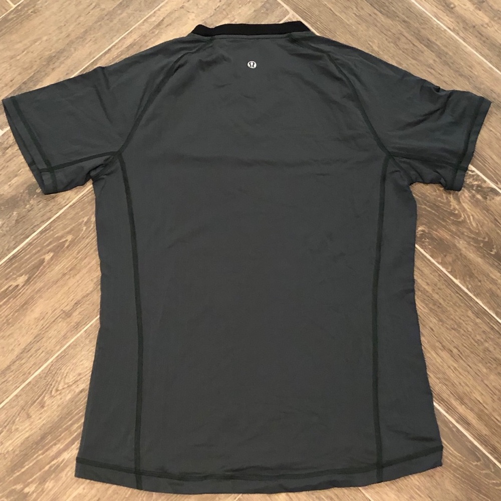 Men’s Lululemon V-Neck Short Sleeve Shirt